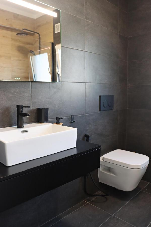 Vivenda Geminada Com Piscina A 10 Minutos A Pe Da